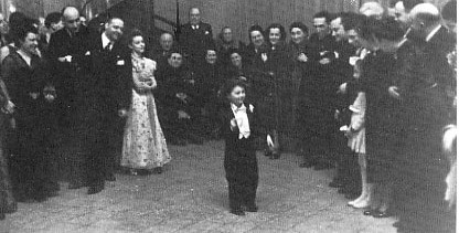 La piccola Cici Spadoni durante la recita a Tresigallo in presenza dell'allora Ministro dell'Agricoltura Rossoni